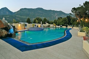 Innenpool, Außenpool, Sonnenschirme, Liegestühle