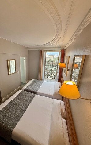 Quadruple Room | In-room safe, desk, blackout drapes, soundproofing - Hôtel Richmond (Paris)