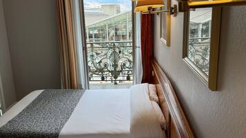 Vierpersoonskamer | 1 slaapkamer, een kluis op de kamer, een bureau