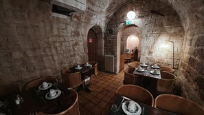 每日供應自助早餐 (費用另計)