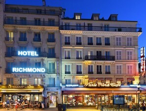 A hotel named 'HOTEL RICHMOND' with a cafe 'Paris Nord Cafe' and a restaurant 'RESTAURANT' on the ground floor. - Hôtel Richmond (Paris)