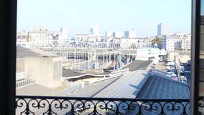 Un paisaje urbano que muestra una estación de tren y varios edificios.