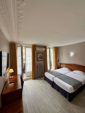 Superior Twin Room | In-room safe, desk, blackout curtains, soundproofing - Hôtel Richmond (Paris)