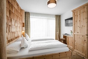 Premium bedding, down duvets, in-room safe, individually decorated - Hotel Digon (Castelrotto)