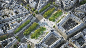 Vista aérea de una zona urbana densa con una plaza central, rodeada de edificios históricos de arquitectura uniforme.
