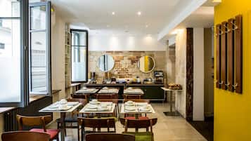 Desayuno buffet (EUR 14 por persona)