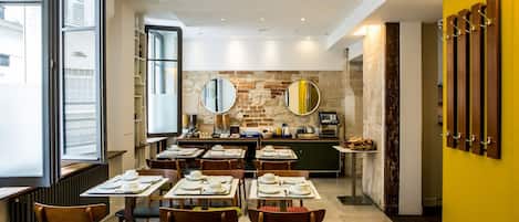 Desayuno buffet (EUR 14 por persona)