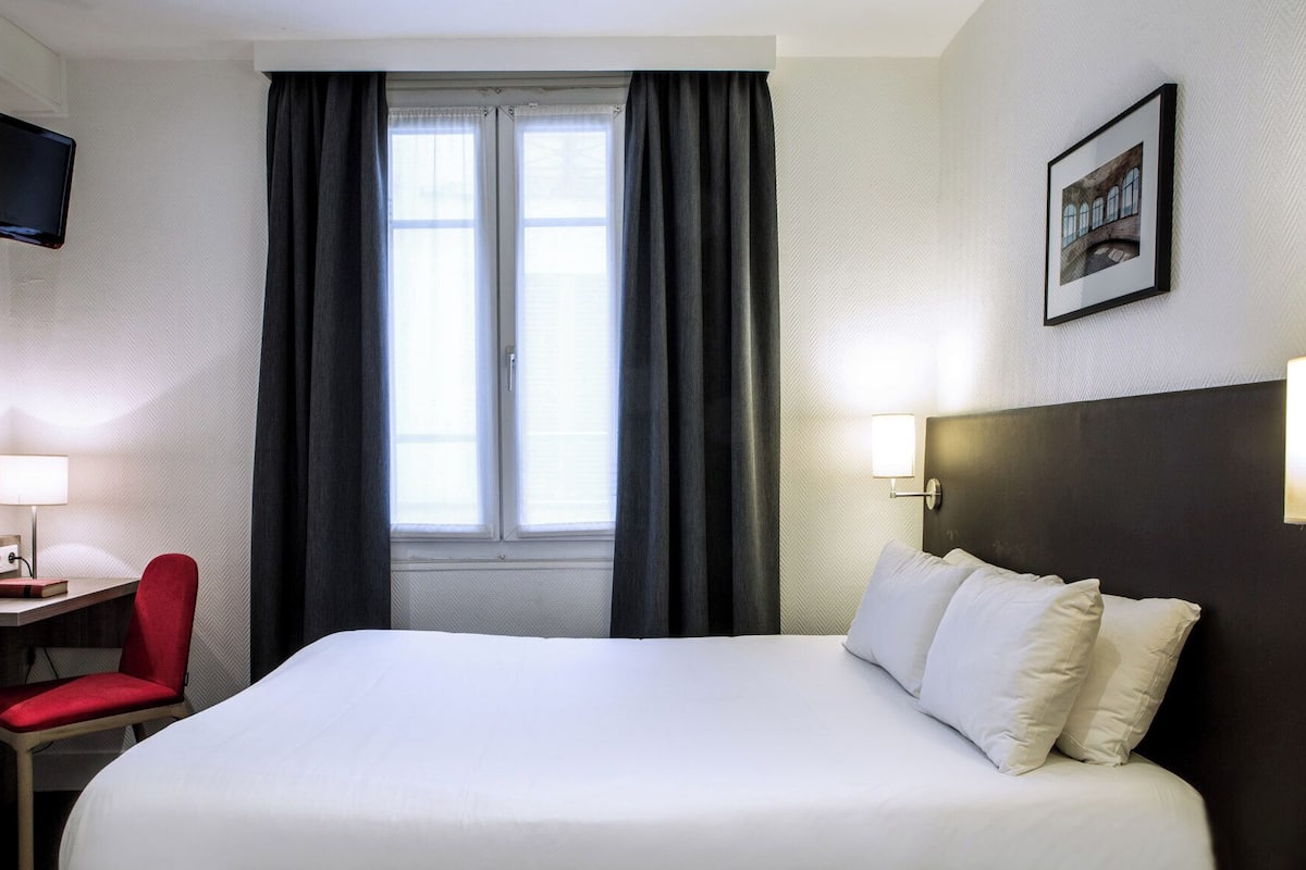 Hypo-allergenic bedding available, Select Comfort beds, desk