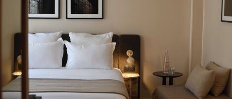 Habitación doble superior, balcón, vista a la ciudad | Ropa de cama hipoalergénica, camas Select Comfort y escritorio