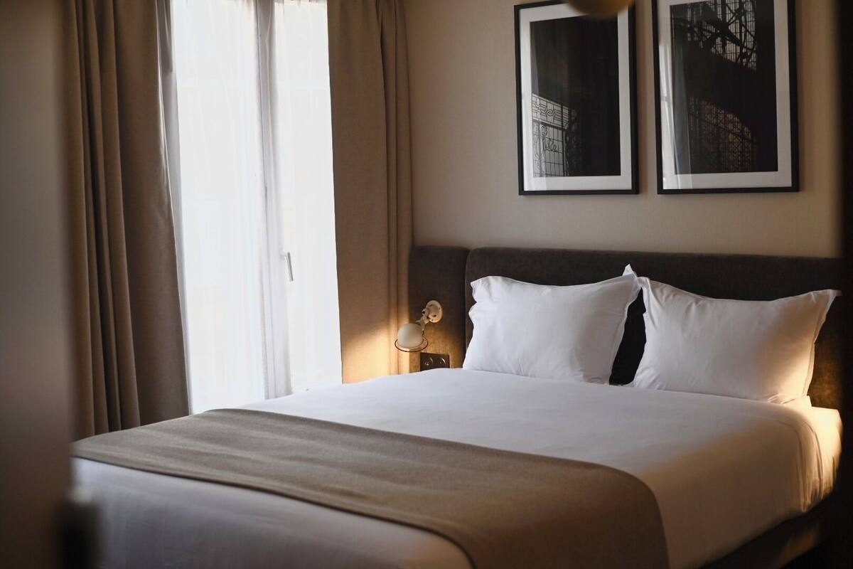 Hypo-allergenic bedding available, Select Comfort beds, desk