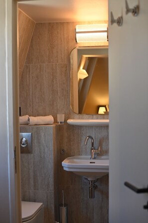 Shower, hair dryer, towels - Local 101 Beaurepaire (Paris)