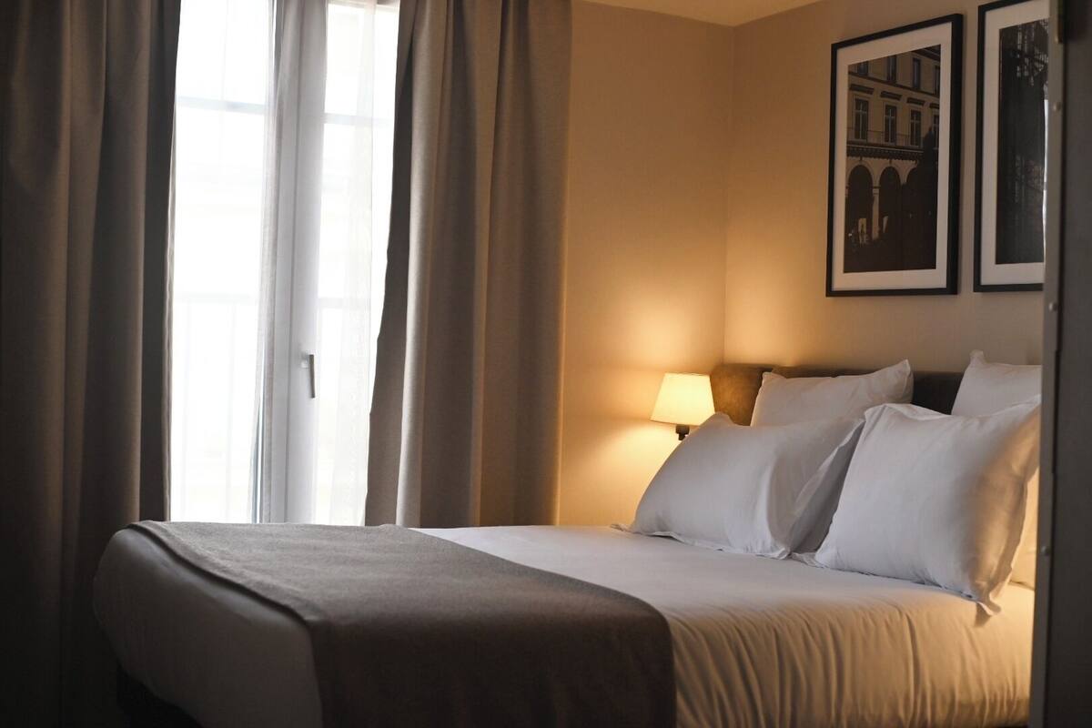 Classic Double or Twin Room | Hypo-allergenic bedding available, Select Comfort beds, desk
