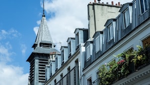 Un edificio con una torre destacada y numerosas ventanas.