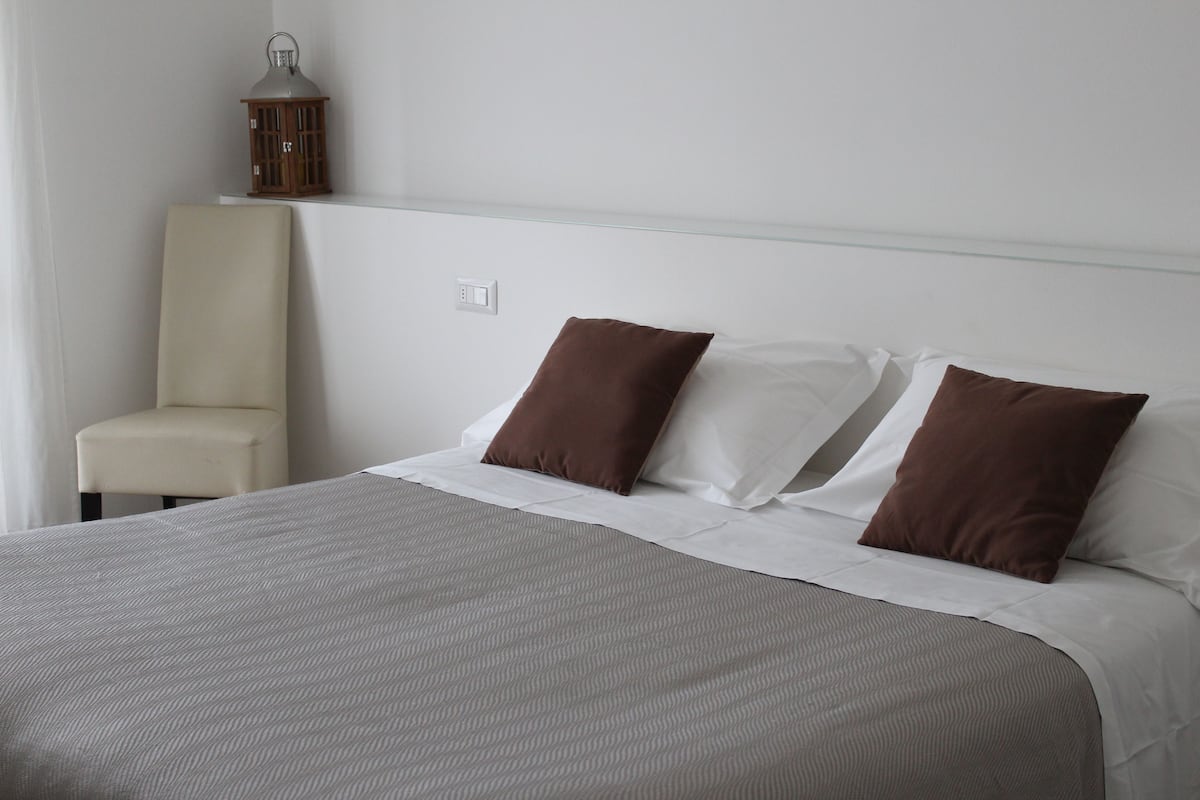 Desk, soundproofing, cots/infant beds, rollaway beds