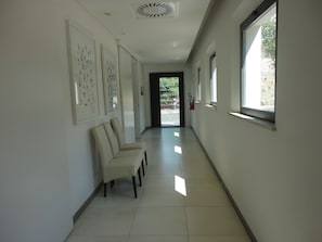 Coin salon dans le hall