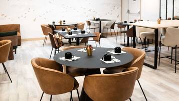 Petit déjeuner buffet servi tous les jours en supplément