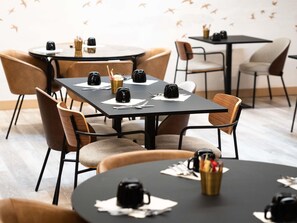 Daily buffet breakfast for a fee - Mercure Paris Bastille Marais (Paris)