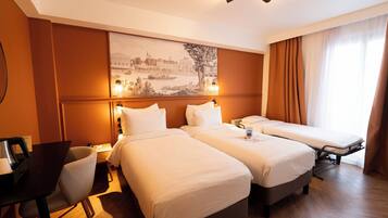 Classic Twin Room, 2 Katil Bujang (Single) | Peti besi dalam bilik, meja, langsir/tirai gelap terus, kalis bunyi