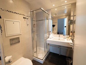 Classic Room, 1 Katil Kelamin (Double) | Bilik Mandi | Pancuran mandi, kelengkapan dandanan diri mesra alam, pengering rambut 