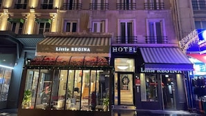 Un edificio con una cafetería llamada 'Little Regina' y un hotel también llamado 'Little Regina'.