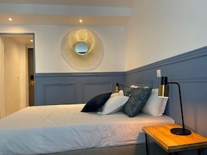 Superior Double Room | Desk, soundproofing, iron/ironing board, free WiFi - Hôtel Little Regina (Paris)
