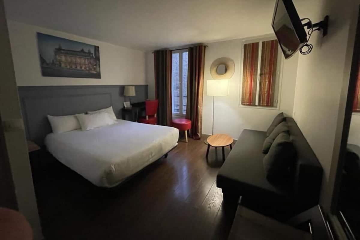 Triple Room | Desk, soundproofing, iron/ironing board, free WiFi