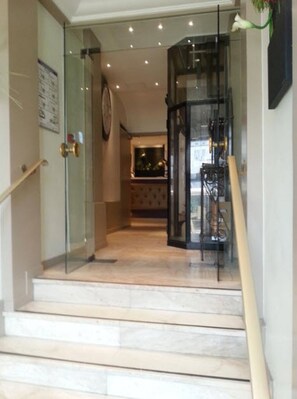 Interior entrance - Hôtel Little Regina (Paris)