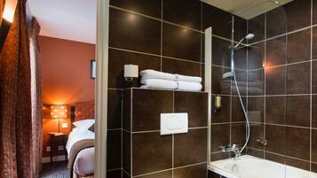 Superior Twin Room | Bathroom | Free toiletries, hair dryer, towels, soap