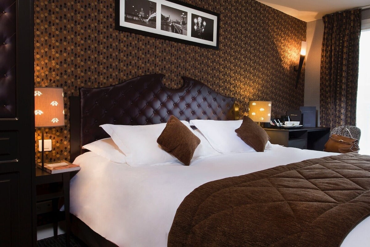 Dobbeltrom – deluxe | Minibar, safe på rommet, skrivebord og strykejern/-brett