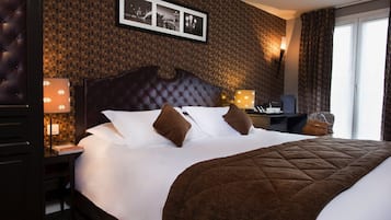 Minibar, caja de seguridad en la habitación y escritorio