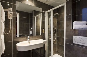 Superior Double Room, Terrace | Bathroom shower - Hôtel du Prince Eugène (Paris)
