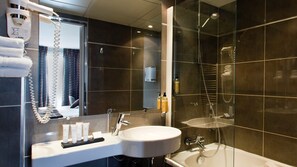 Deluxe Double Room | Bathroom | Free toiletries, hair dryer, towels, soap - Hôtel du Prince Eugène (Paris)