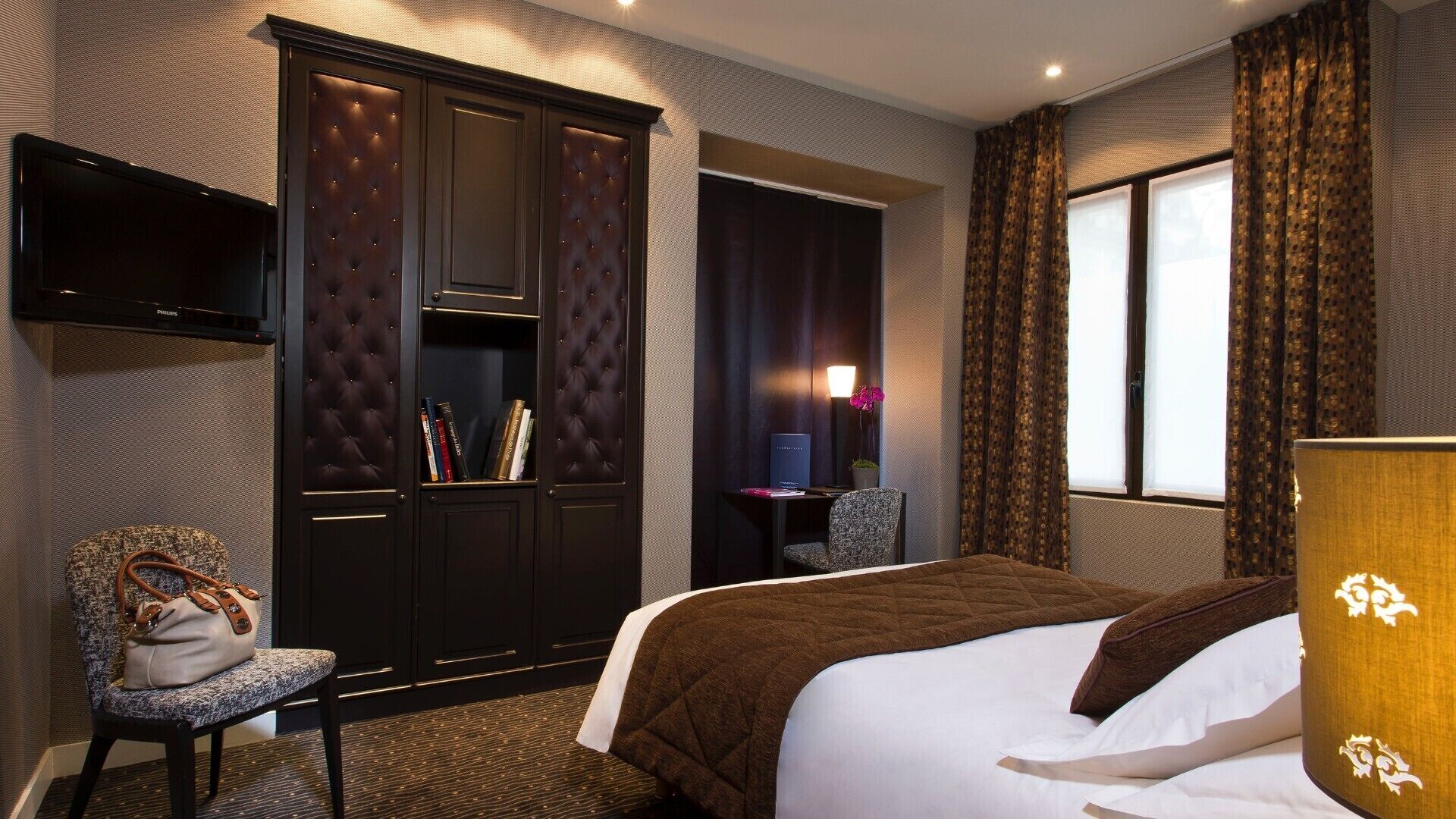 Club Double Room, Accessible, Ground Floor | Minibar, in-room safe, desk, iron/ironing board