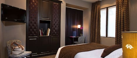 Chambre Club double, accessible aux personnes à mobilité réduite, rez-de-chaussée | Minibar, coffre-fort, bureau, fer et planche à repasser