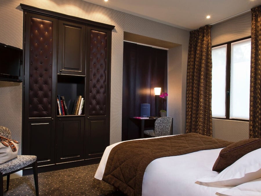 Club Double Room, Accessible, Ground Floor | Minibar, in-room safe, desk, iron/ironing board