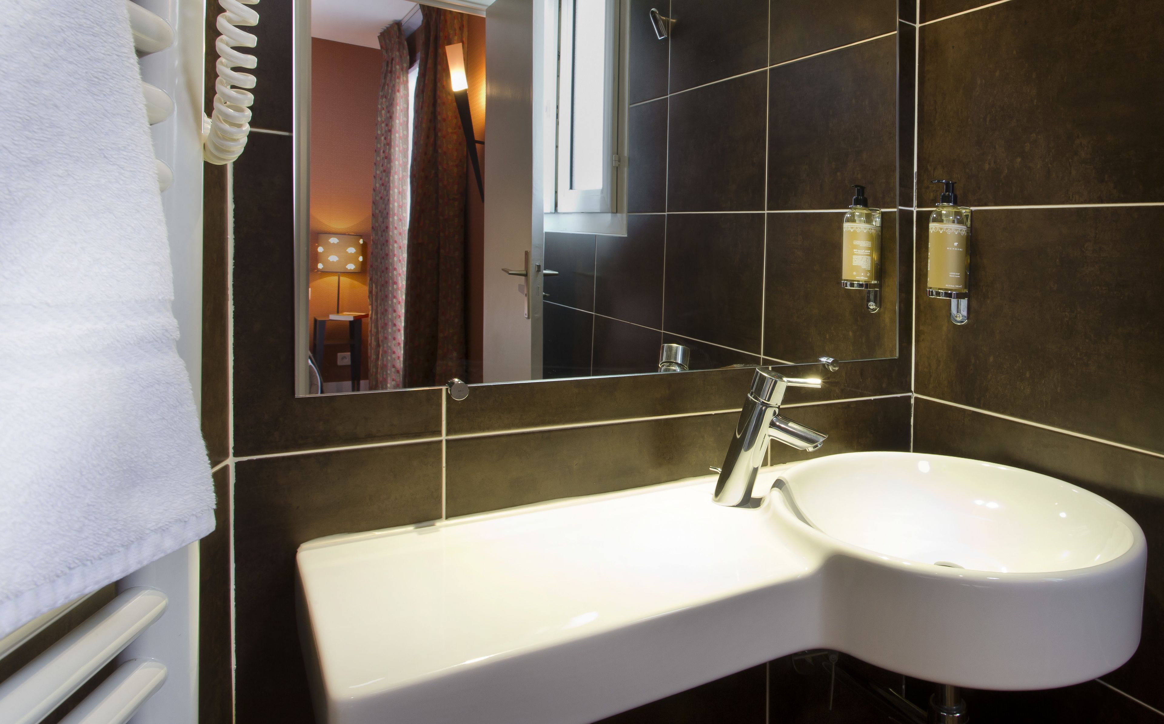 standard double room | bathroom | free toiletries, hair dryer, towels, soap
