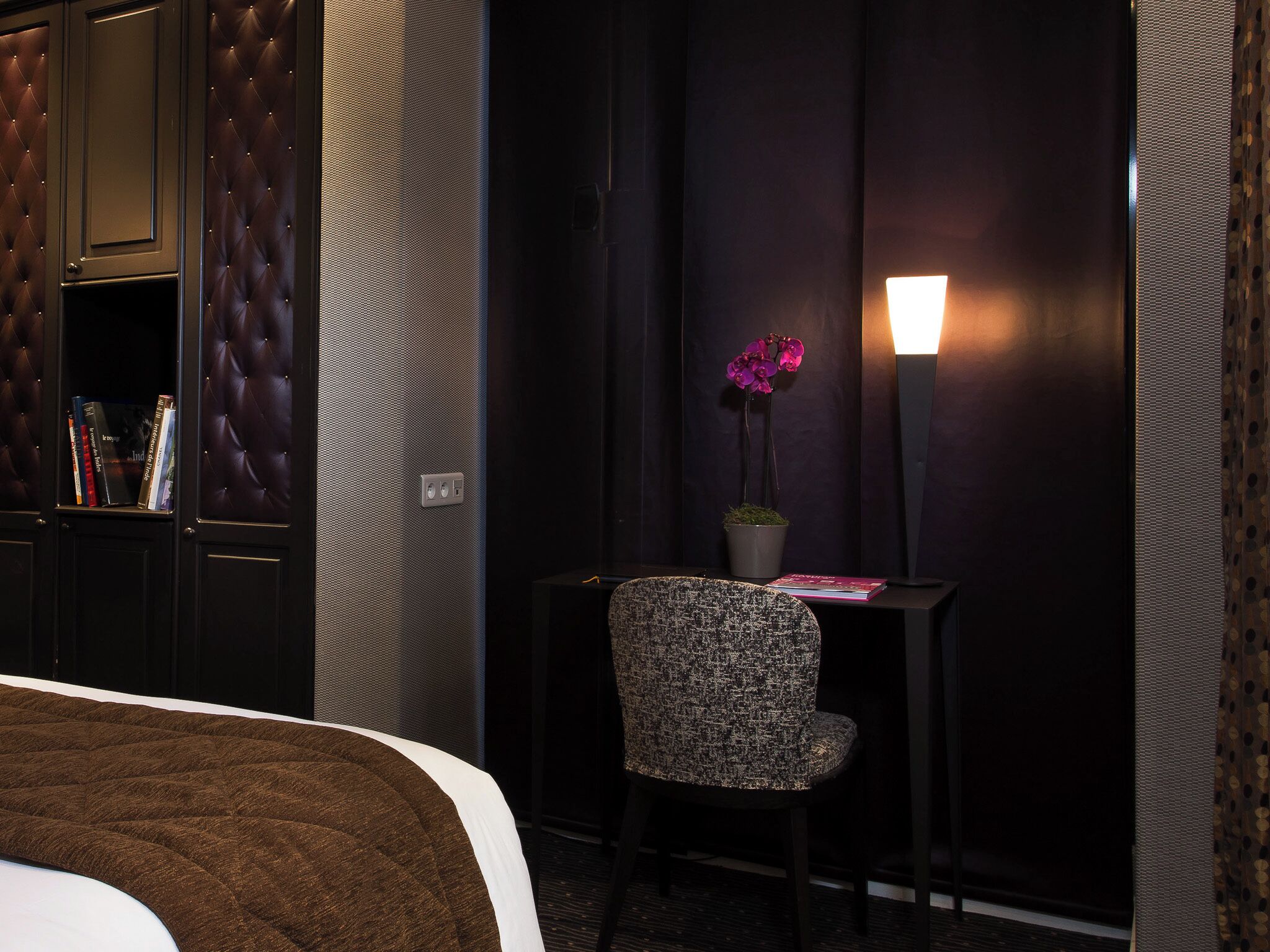 Minibar, coffres-forts dans les chambres, bureau