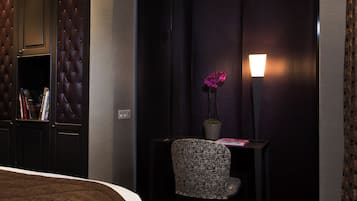 Minibar, coffres-forts dans les chambres, bureau