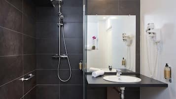 Doppia Club, accessibile ai disabili, al piano terra | Bagno | Set di cortesia gratuito, asciugacapelli, asciugamani, sapone