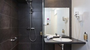 Club Double Room, Accessible, Ground Floor | Bathroom - Hôtel du Prince Eugène (Paris)