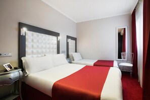 In-room safe, desk, free WiFi - Grand Hôtel Amelot (Paris)