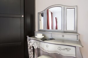 خزنة داخل الغرفة ومكتب وواي فاي مجانًا