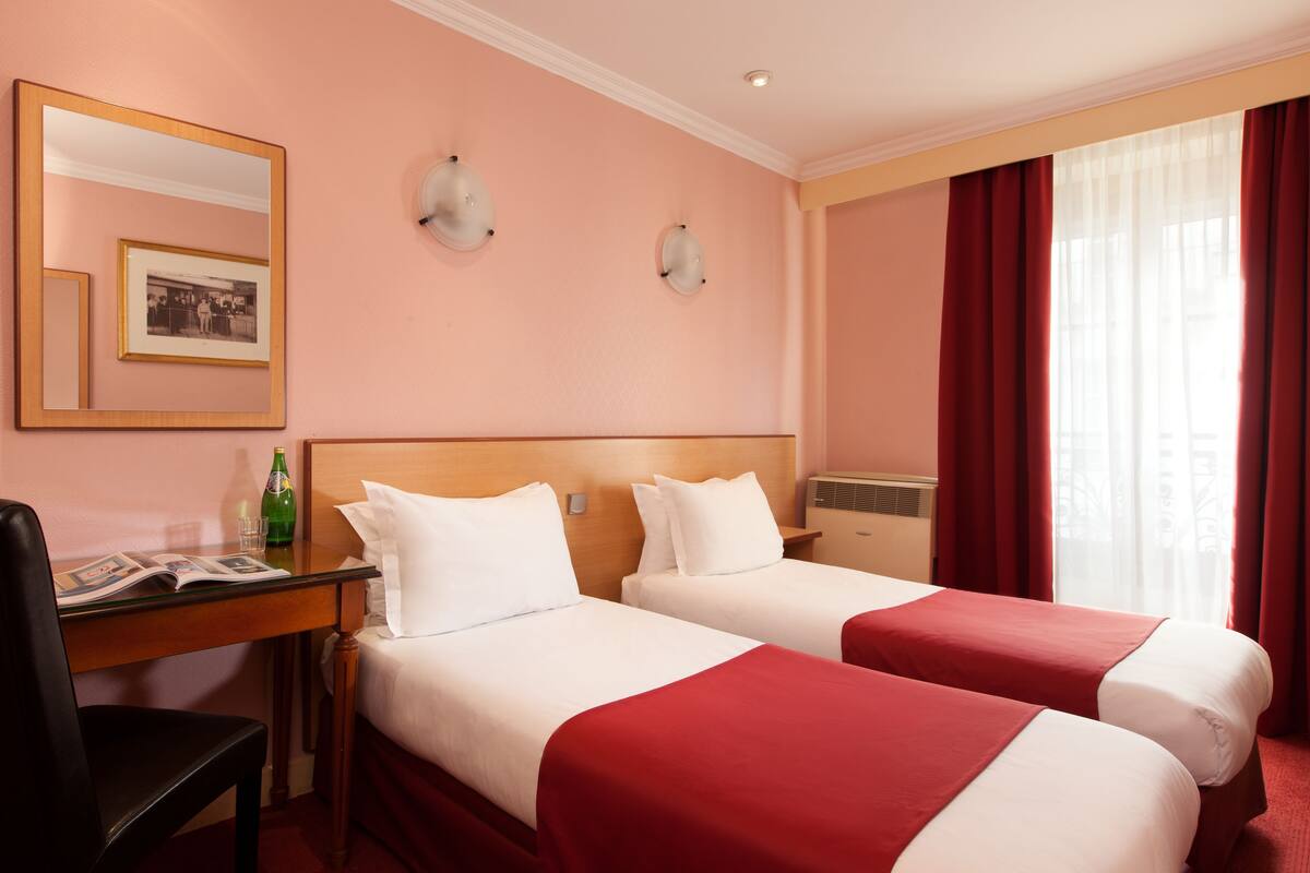 In-room safe, desk, free WiFi