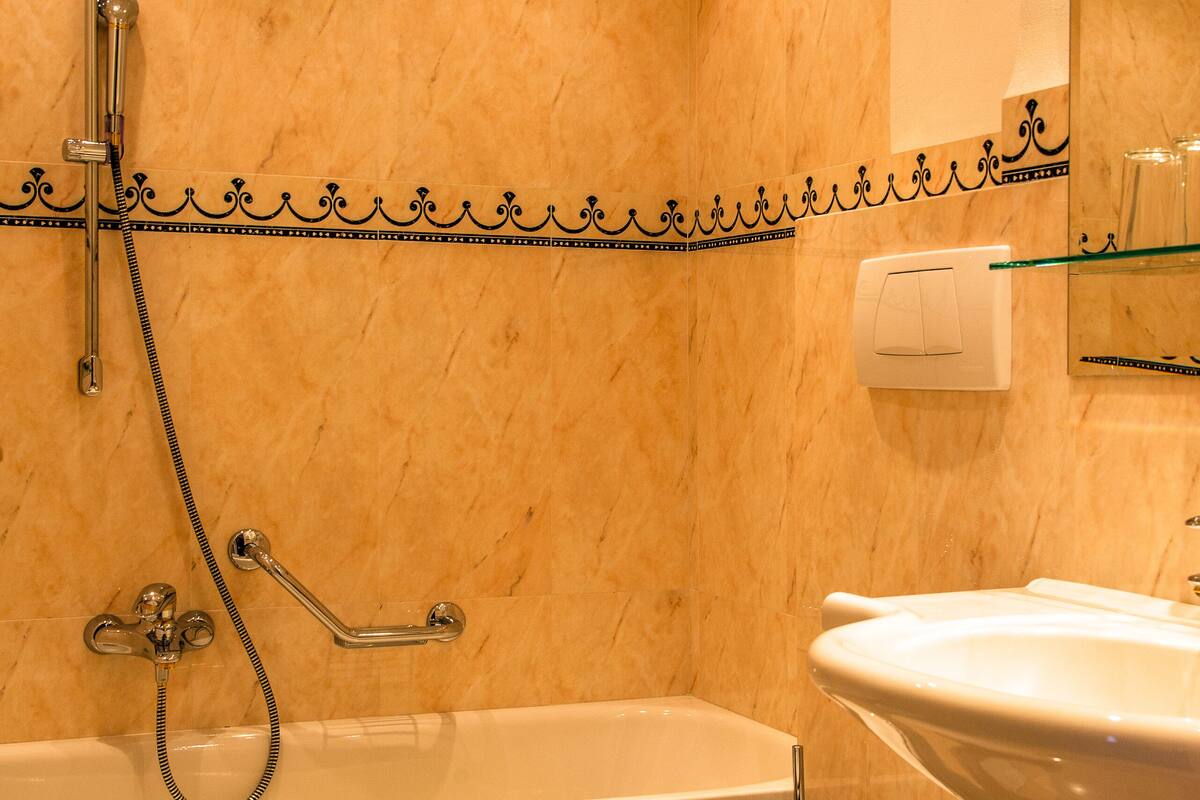double room | bathroom | free toiletries, hair dryer, heated floors, towels