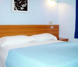 Premium bedding, desk, free WiFi