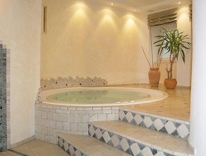 Indoor spa tub