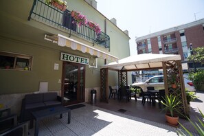 Outdoor dining - Le Rose (Tivoli)