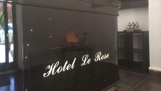 A black, glossy exterior of a building with the text "Hotel Le Rose" on it. - Le Rose (Tivoli)
