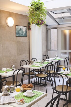 Daily continental breakfast (EUR 10 per person) - Hôtel de la Place des Alpes (Paris)