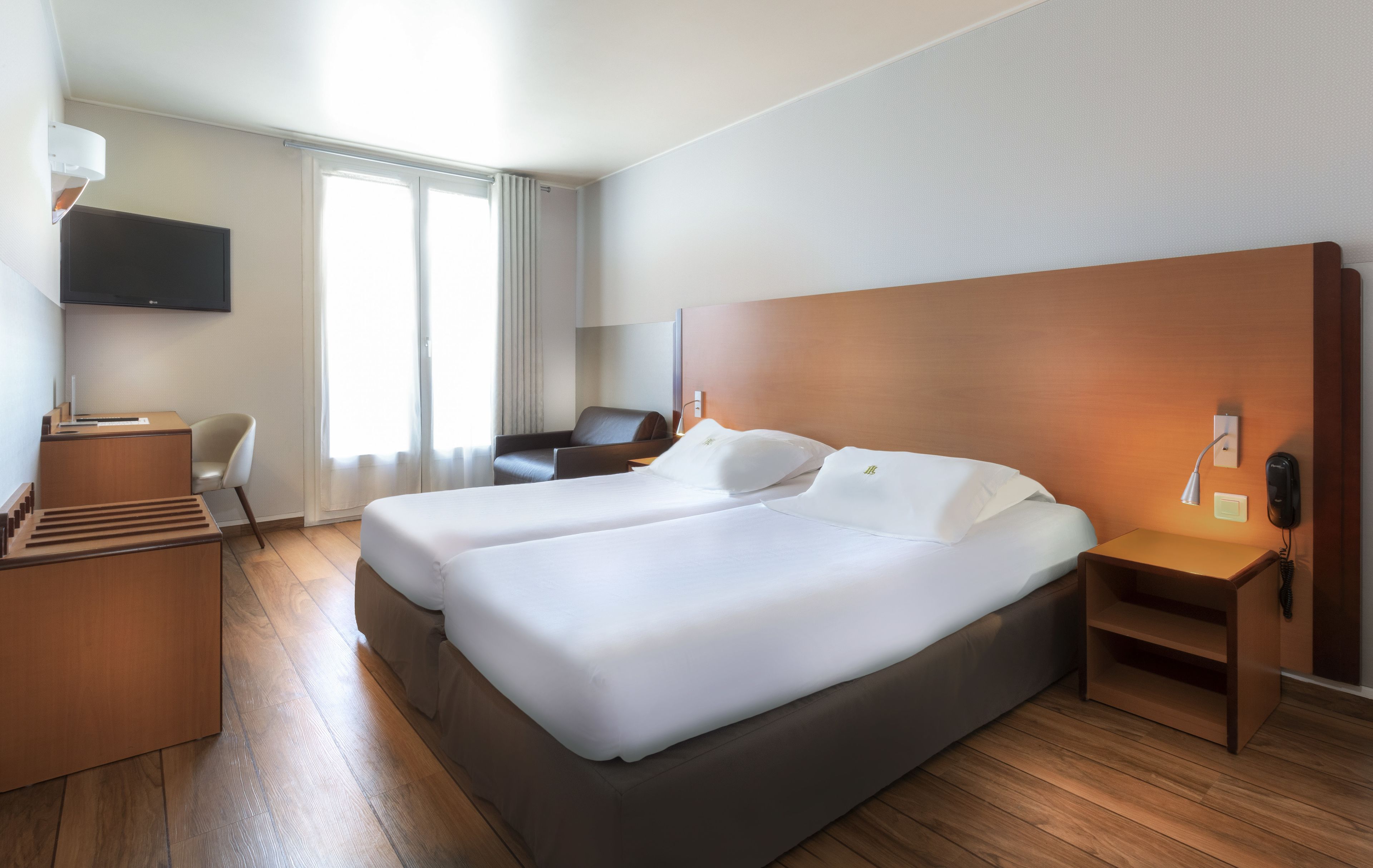 twin room (parisienne) | in-room safe, desk, soundproofing, free cots/infant beds